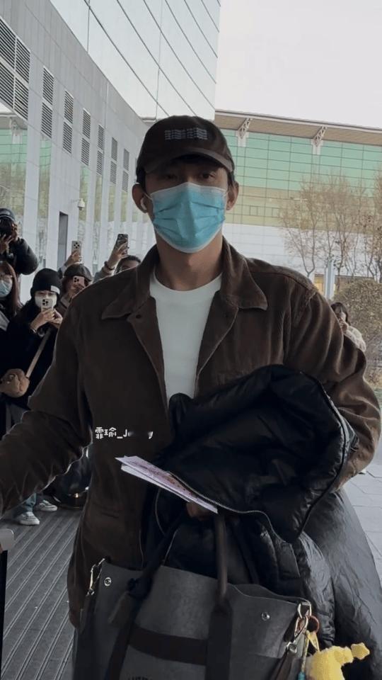 黄景瑜︱收信宠粉瞬间20251113沈阳🛫重庆（ECCO线下活动）助理没在身边