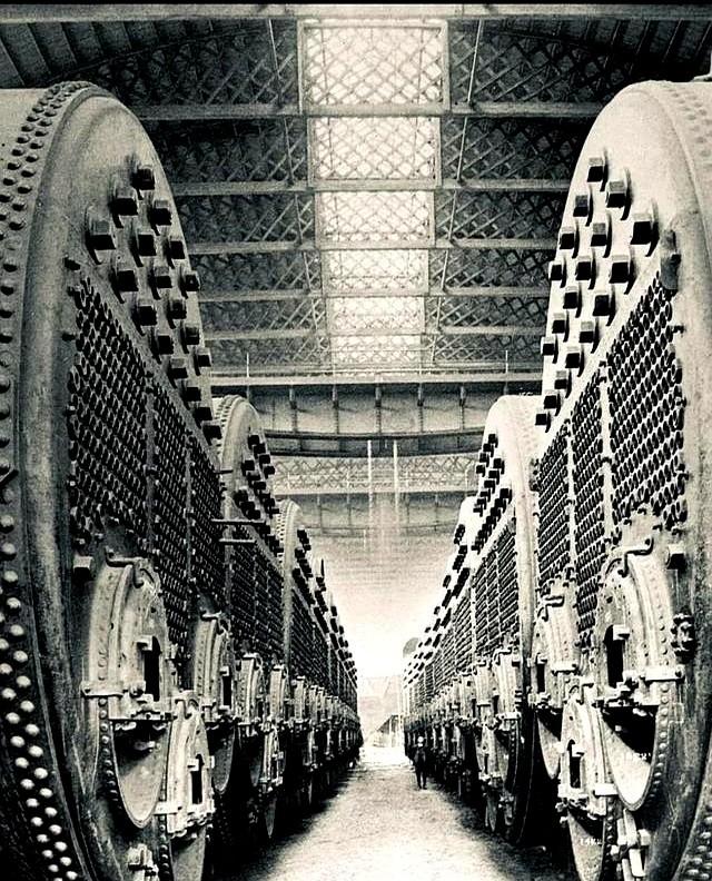 早期舰船燃煤锅炉需要数百号人来填煤，像泰坦尼克号邮轮，因为搭载着29个锅炉拥有1