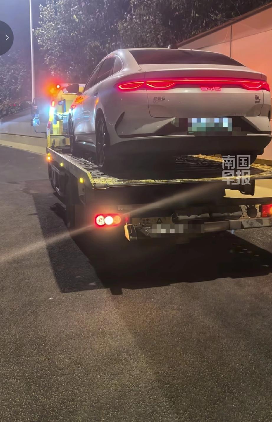 近日，南宁的黄先生驾驶新能源汽车途经清厢快速路西乡塘区路段时，疑因路面排水设施缺