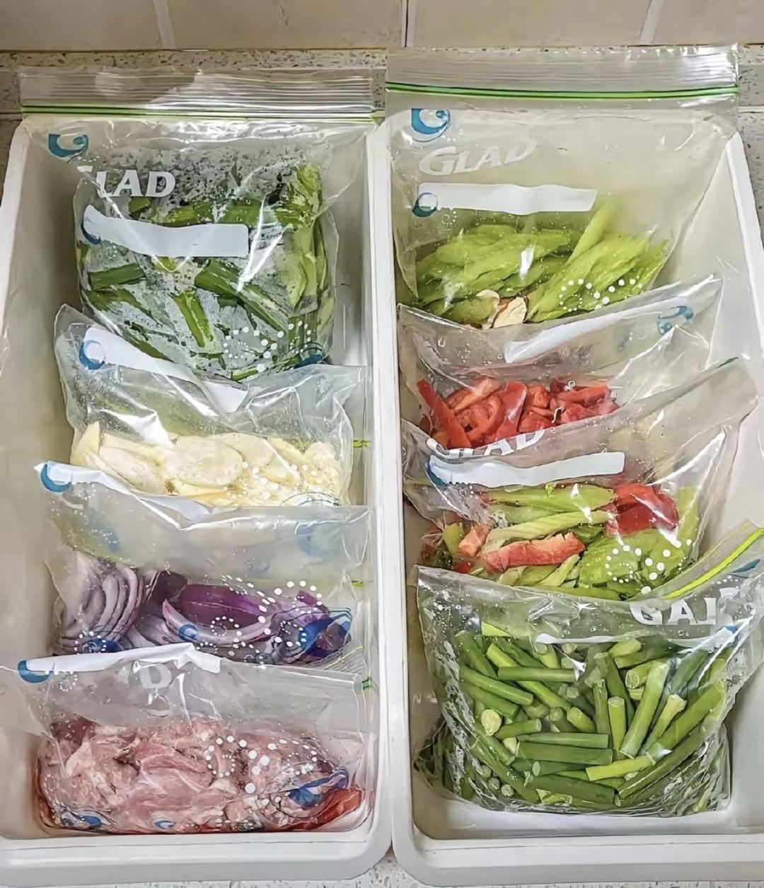 昨天我妈来我家，拉开冰箱门愣了三秒。葱姜末分装在小袋里，彩椒切好冻得整整齐齐，连