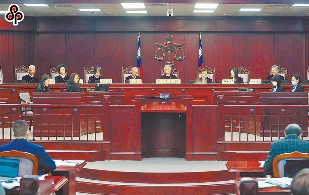 台湾政治学者轰：谢铭洋等5位大法官立刻自行请辞。19日，5位大法官却裁定，《宪法