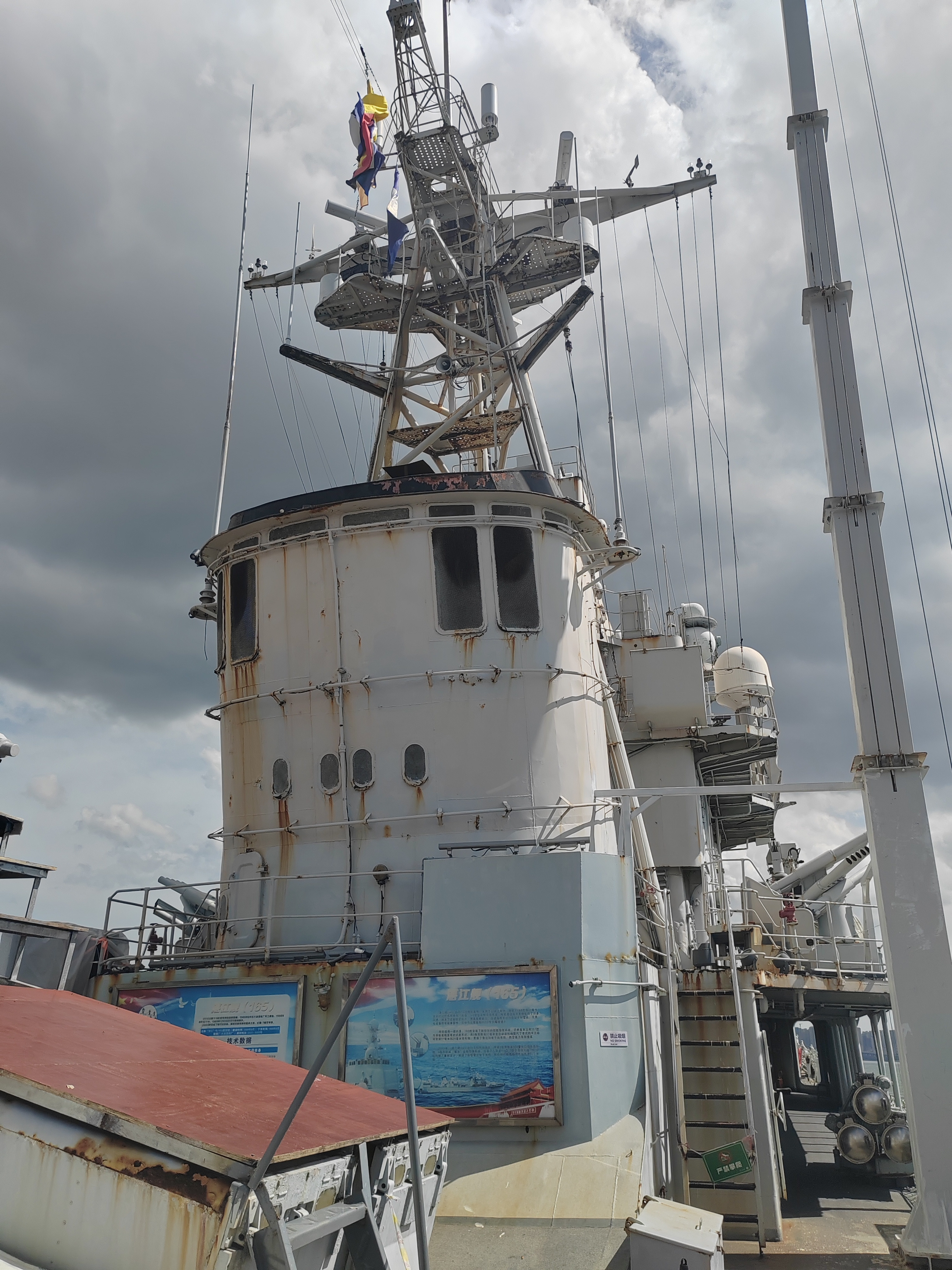 退役基洛级潜艇和湛江舰，内部保养情况很糟糕