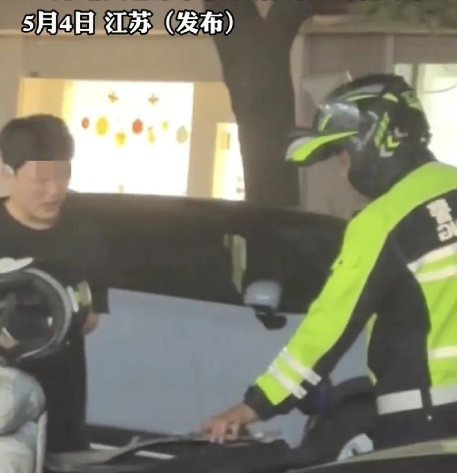暖心了。江苏，一小伙骑电动车不慎剐蹭到路边的车辆，但小伙起身后并没有不负责任的离