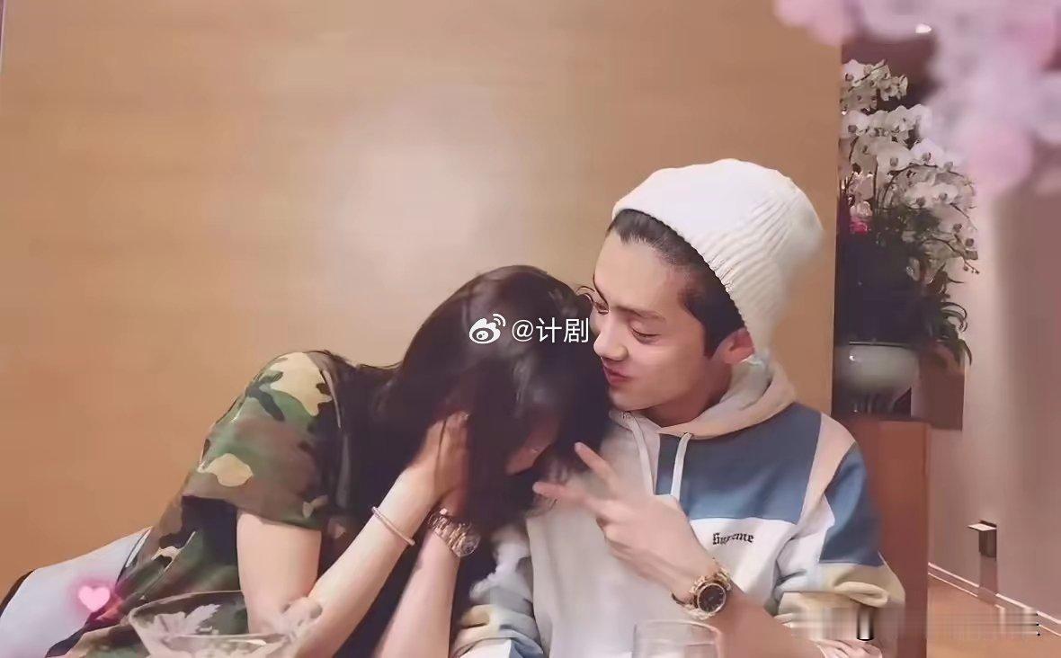 狗仔爆料鹿晗关晓彤已经分手了，鹿晗关晓彤在的时候从不避讳，约会吃饭喝酒什么的都是