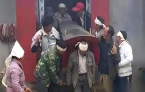 2012年，安徽一个19岁的男孩，走进派出所，说要举报两个人——自己的亲妈，和自