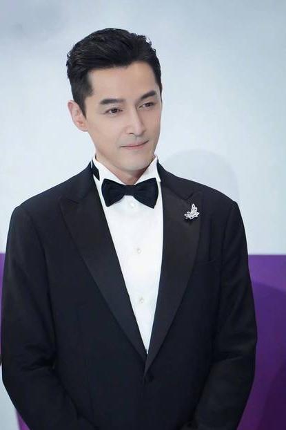 演员胡歌说：“当时，我和吴越在拍《县委大院》时，有次聊天，我说你是不是九几年的时