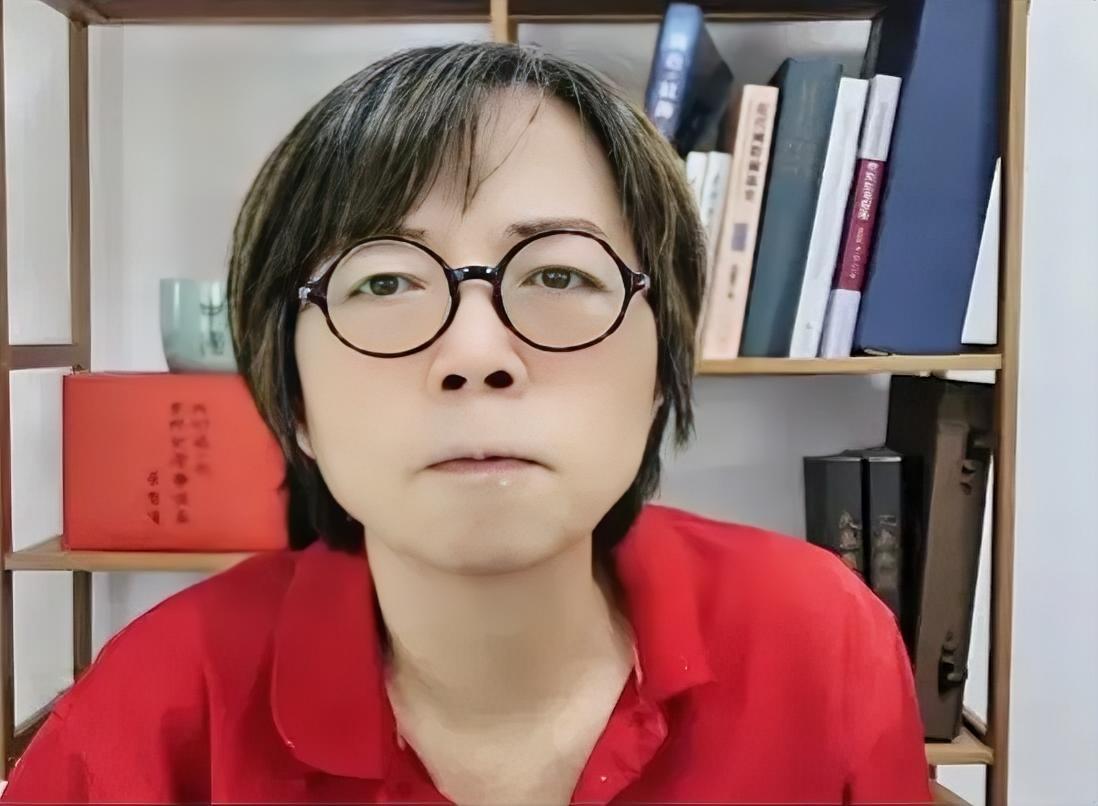 台湾名嘴黄智贤8月17日在节目中火力全开，对国民党来了一番猛烈抨击，网友们目瞪口