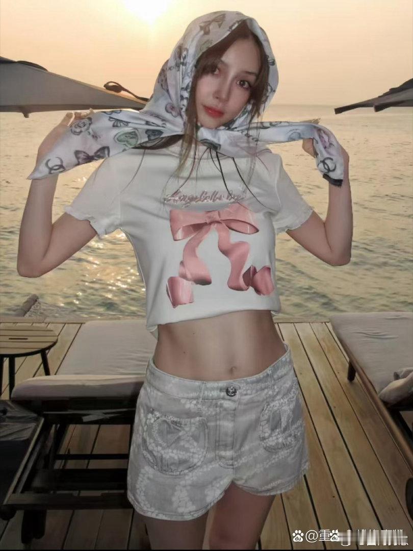 杨颖紧致小蛮腰搭配亮眼马甲线，气质灵动撩人，浅发色加持氛围感拉满，混血魅力十足。