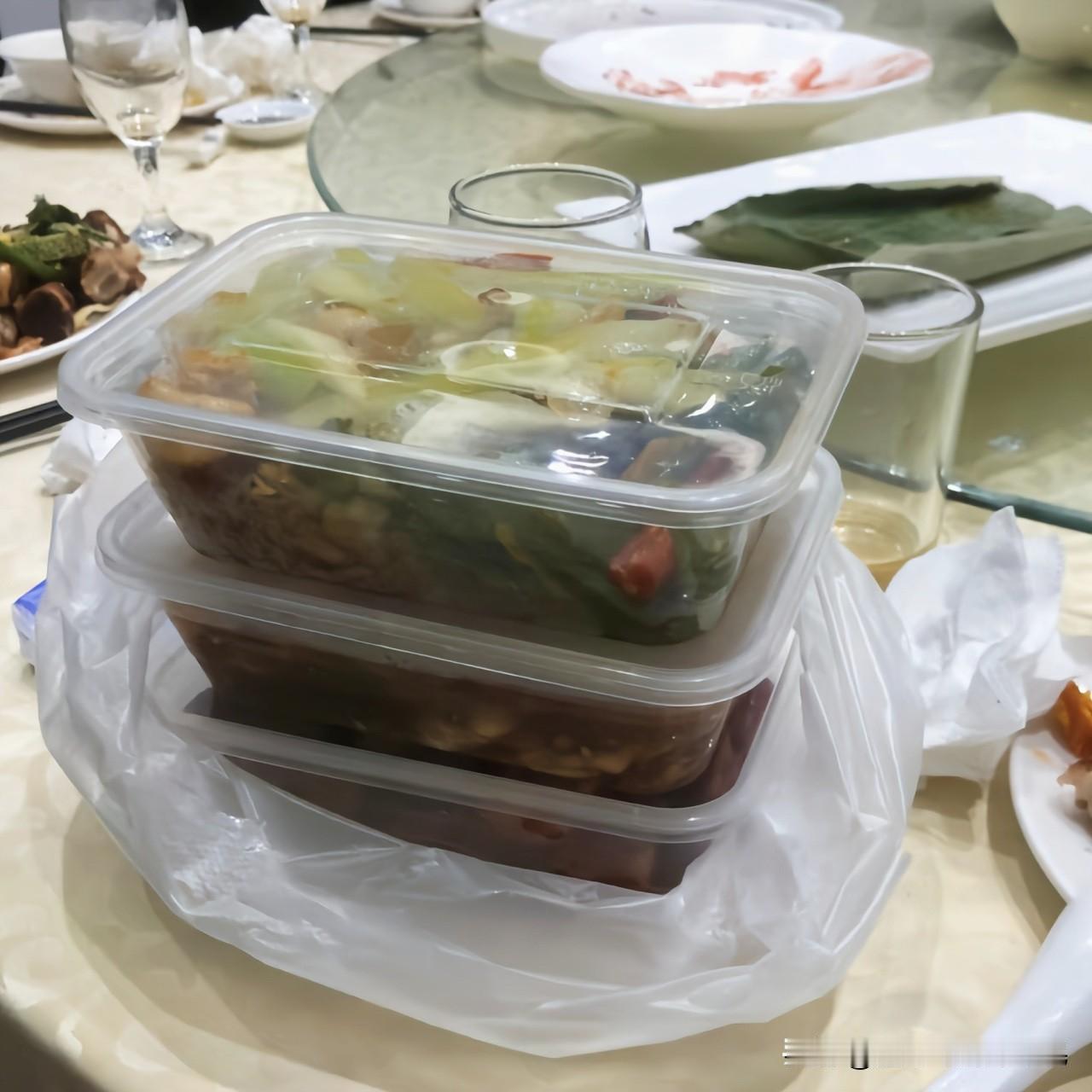 因为打包剩菜，两个人分手女生和男朋友第一次回他老家见父母男朋友的父母为了表示