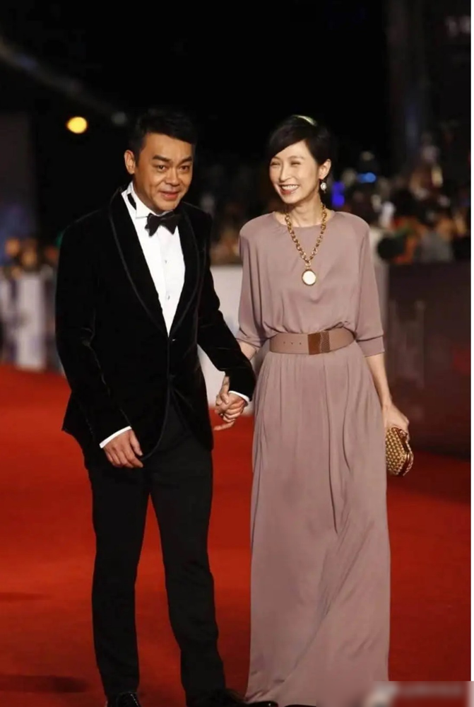刘青云突然提离婚？假的，但真相更扎心。他跟郭蔼明结婚快30年，没孩子，没绯闻，出门永远牵手。记者问他