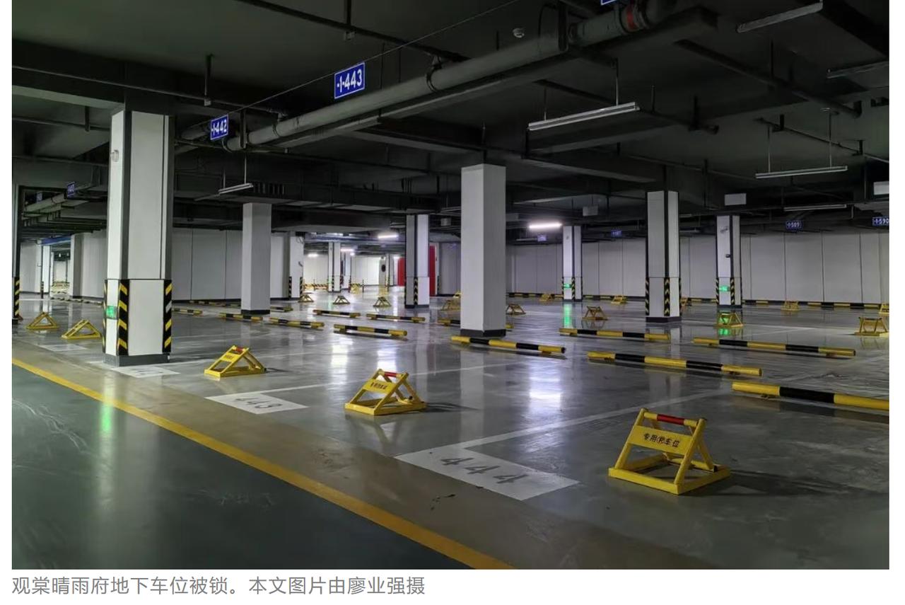 宁波鄞州区东钱湖镇观棠晴雨府小区引发不少业主热议，小区开发商对地下近千个产权车位