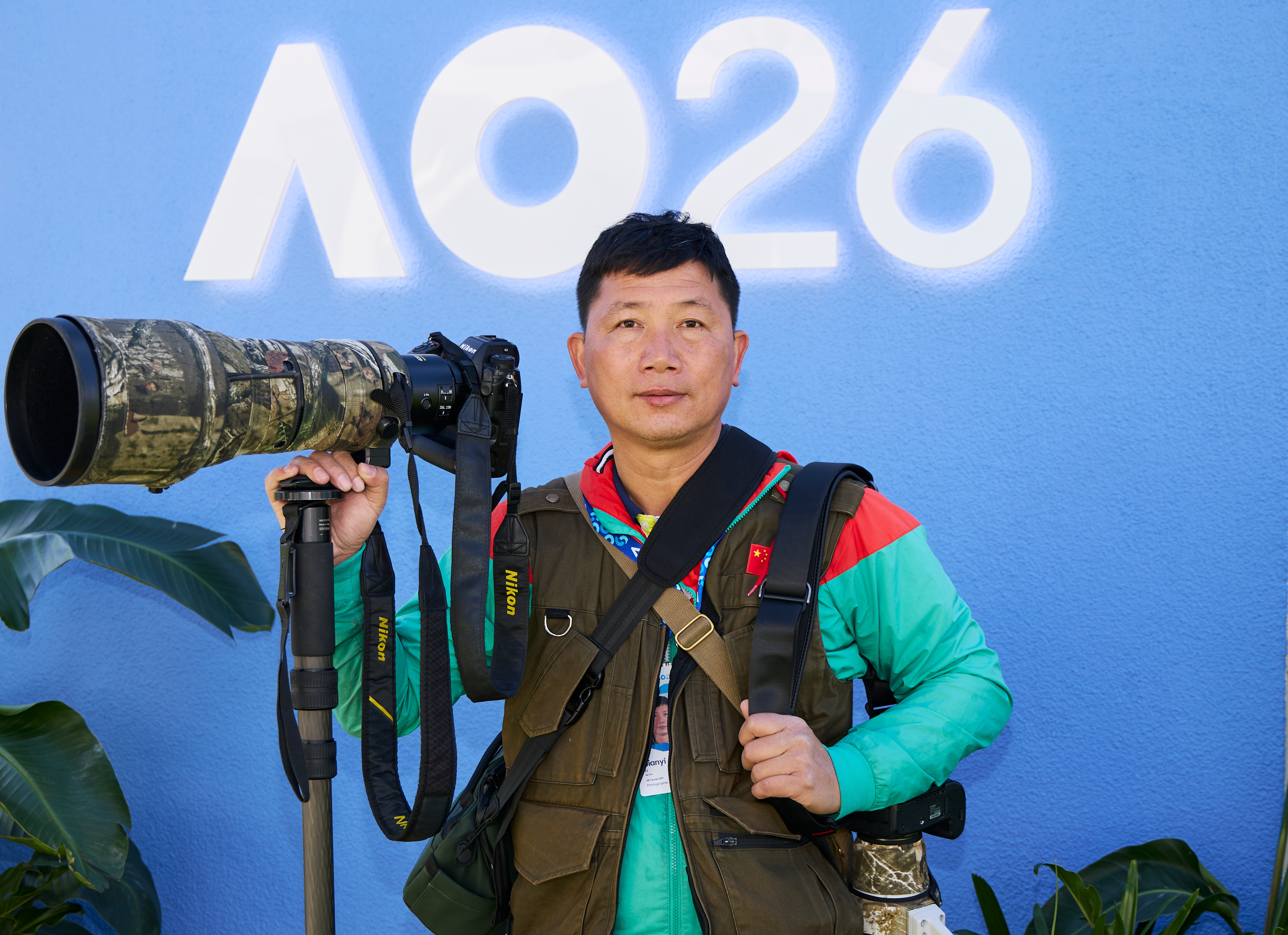 马年初一，祝微博朋友们一马当先马上快乐！晒两张晒黑前的网球摄影师工作照。网球