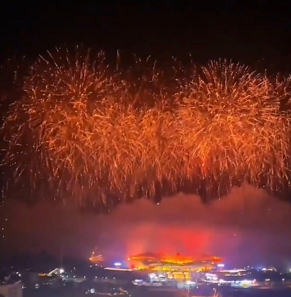 这事说起来真让人捏把汗。有个住在高层的朋友，过年的时候想在家看烟花，结果经历了一