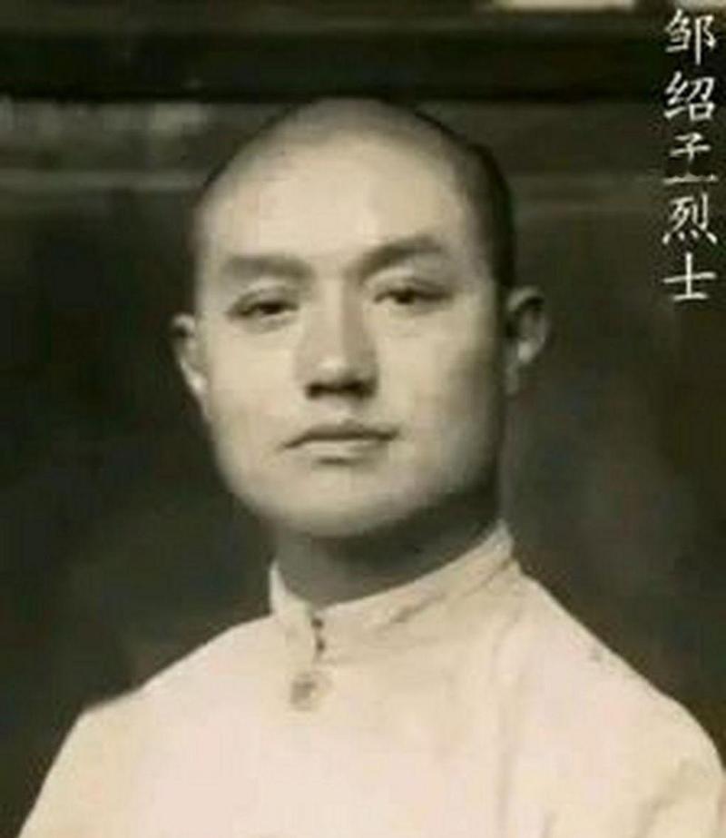 1938年，川军参谋长邹绍孟刚准备睡觉，便看见一只兔子蹦进军队大院。他当即面色一