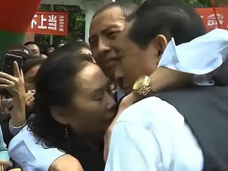 全网破防！富豪家两岁儿子不慎被拐，32年后找到，竟在农村卖菜为生，父母心如刀割，