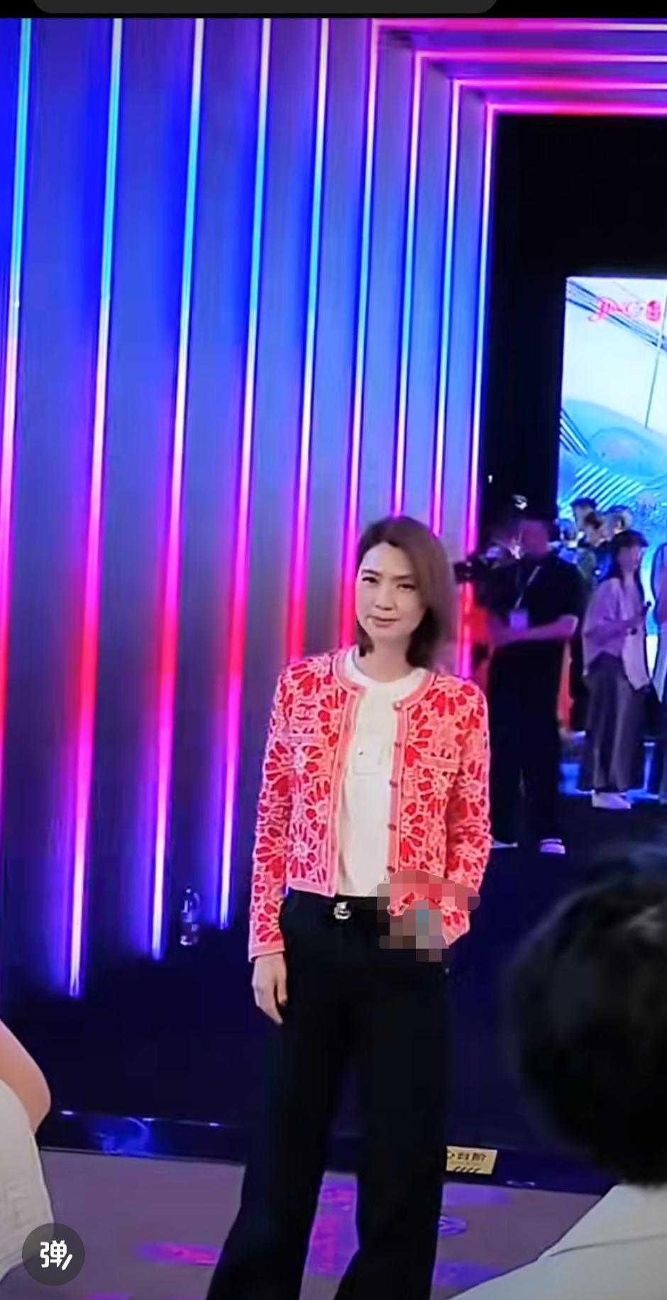 洪欣受邀观看北京时装周，以嘉宾身份亮相“京派熔装”首秀。‌55岁的她面部饱满紧
