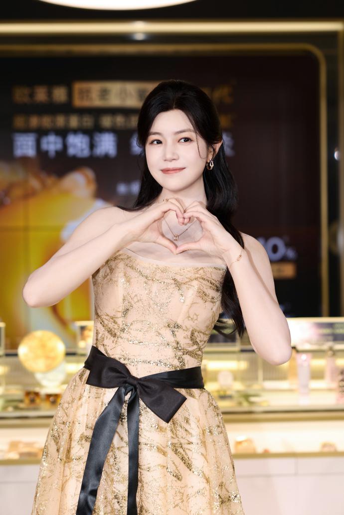 最近陈妍希在天津出席时尚活动，她这回穿了一件很奢华的裙子，看上去像个漂亮的美少女