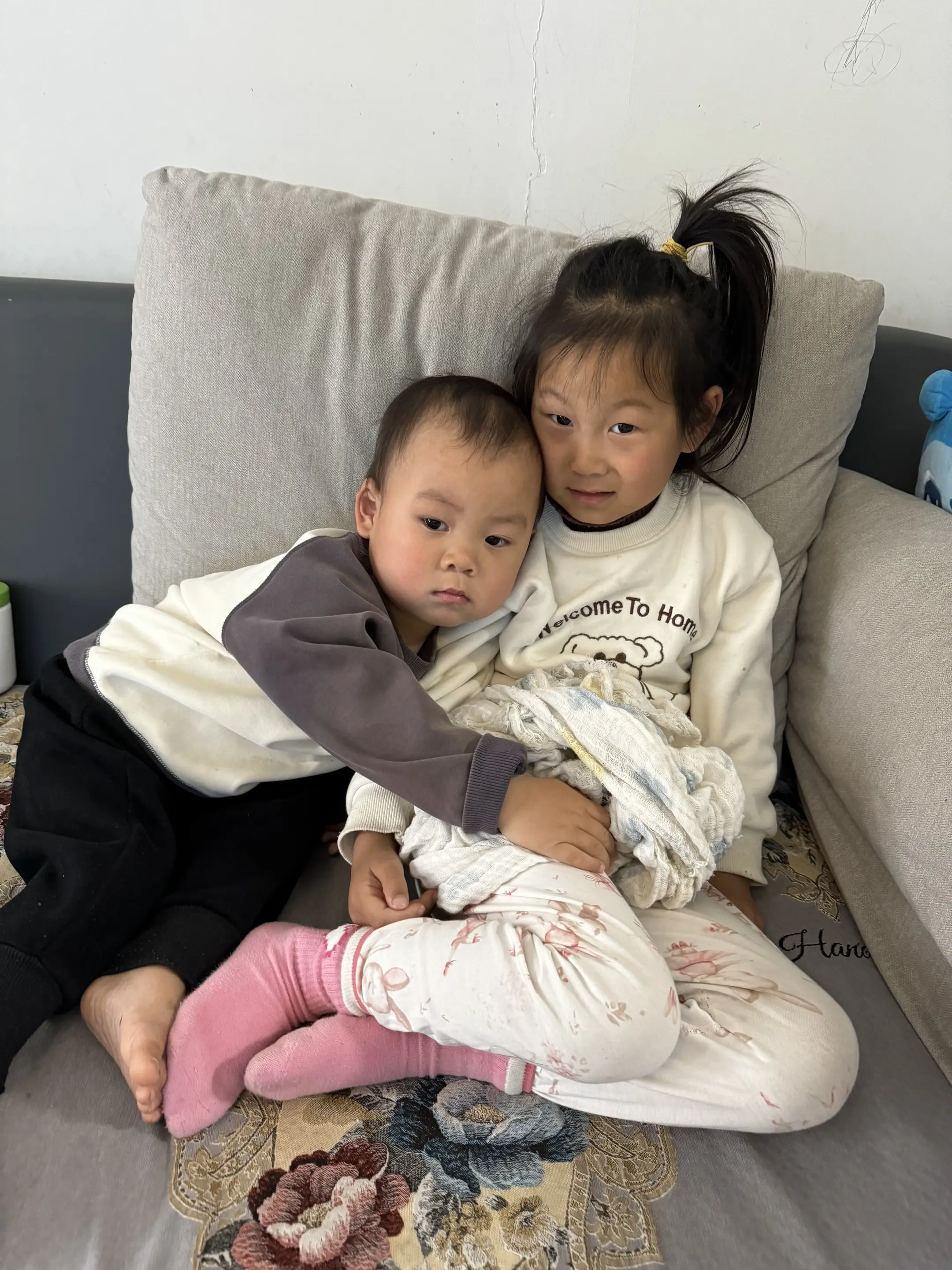 姐姐发烧，为了不传染二宝，俩宝贝分开住，四五天不见姐姐，姐姐好了回到家...