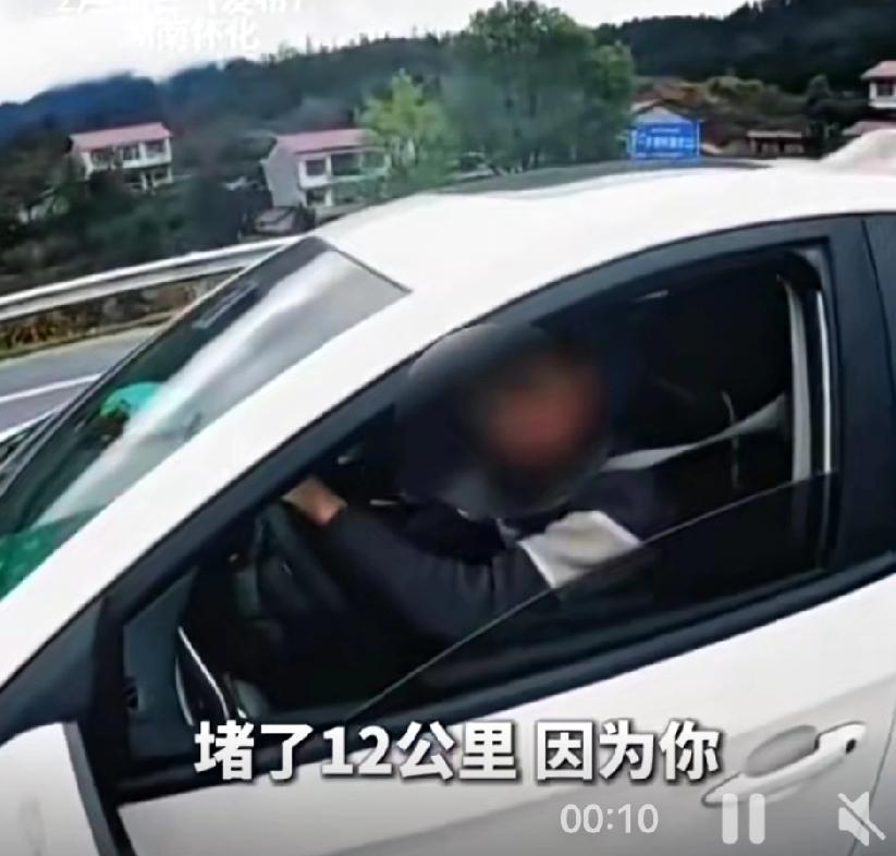 高速“睡神”驾到，一觉堵哭上千人！返程高峰秒变“修仙现场”？一司机竟把高速