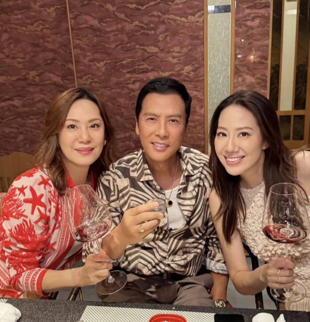 甄子丹为岳母徐莉君庆祝68岁生日，他和老婆汪诗诗、岳母三个人罕见同框，看起来他比