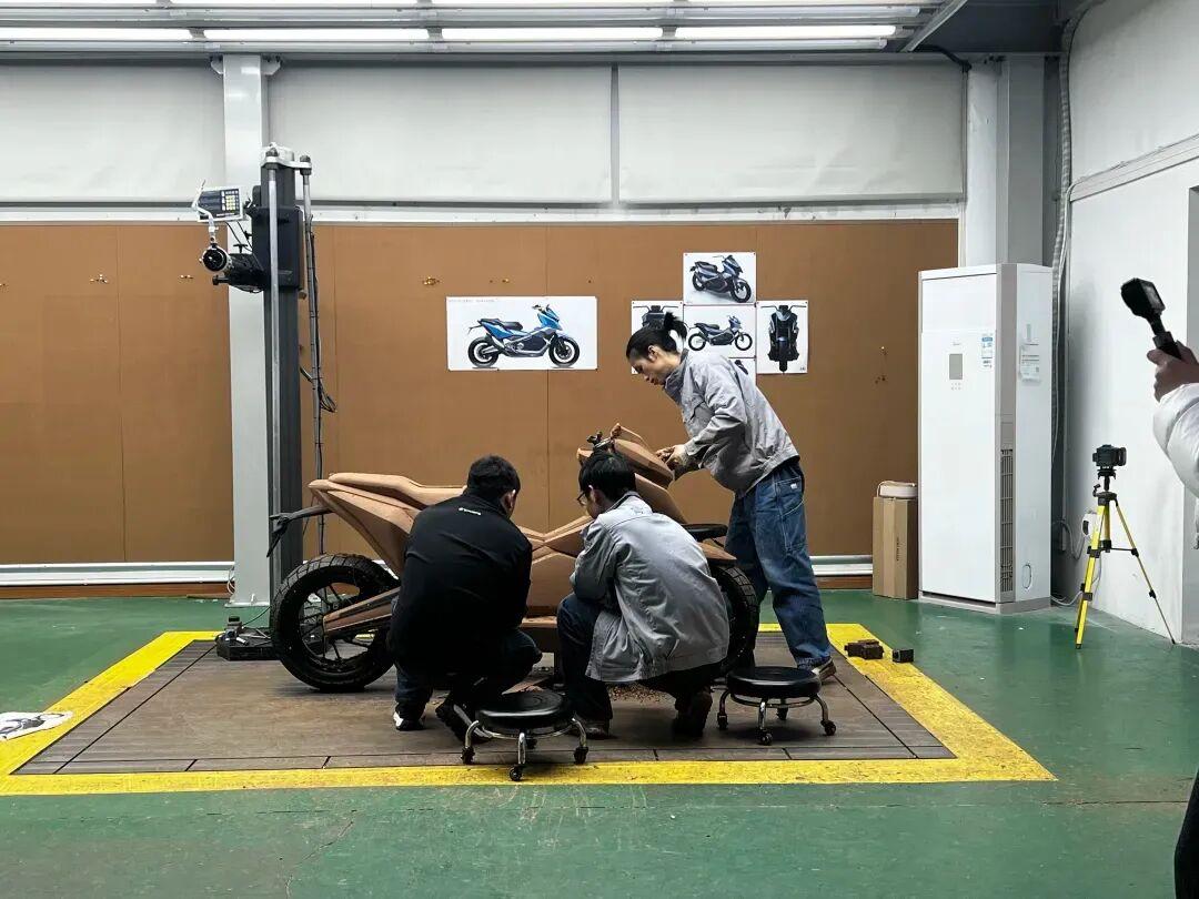 张雪接受《中国企业家》专访时说了句大实话：“没有重庆的产业链，就没有张雪机车！”