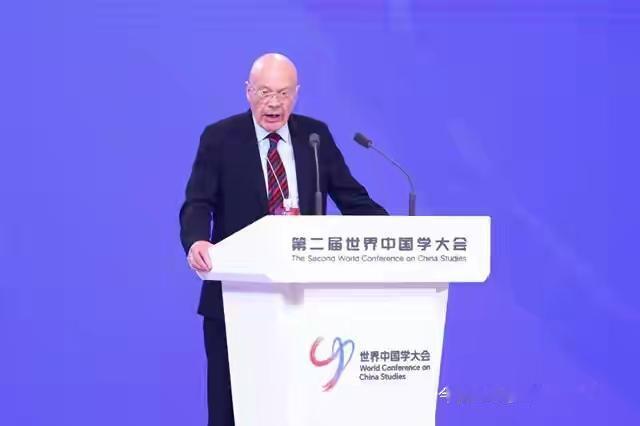 研究中国三十多年的英国学者马丁·雅克，最近在上海的大会上又把西方对中国的“认知b
