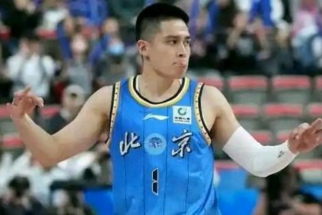 北京北汽的陈盈俊简直就是无敌的存在，在主场迎战辽宁的首节比赛中再次杀疯了，连续两