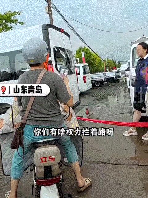 太没人情味了！8月29日，山东青岛突发暴雨，导致不少路段的积水严重，期间一女子骑