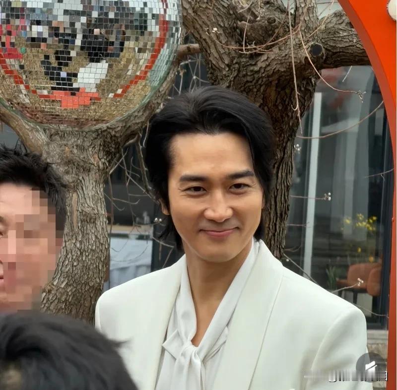 近日，网友在湘湖越界偶遇到韩星宋承宪了，一袭白色西装，接近50的他还是很年轻的，