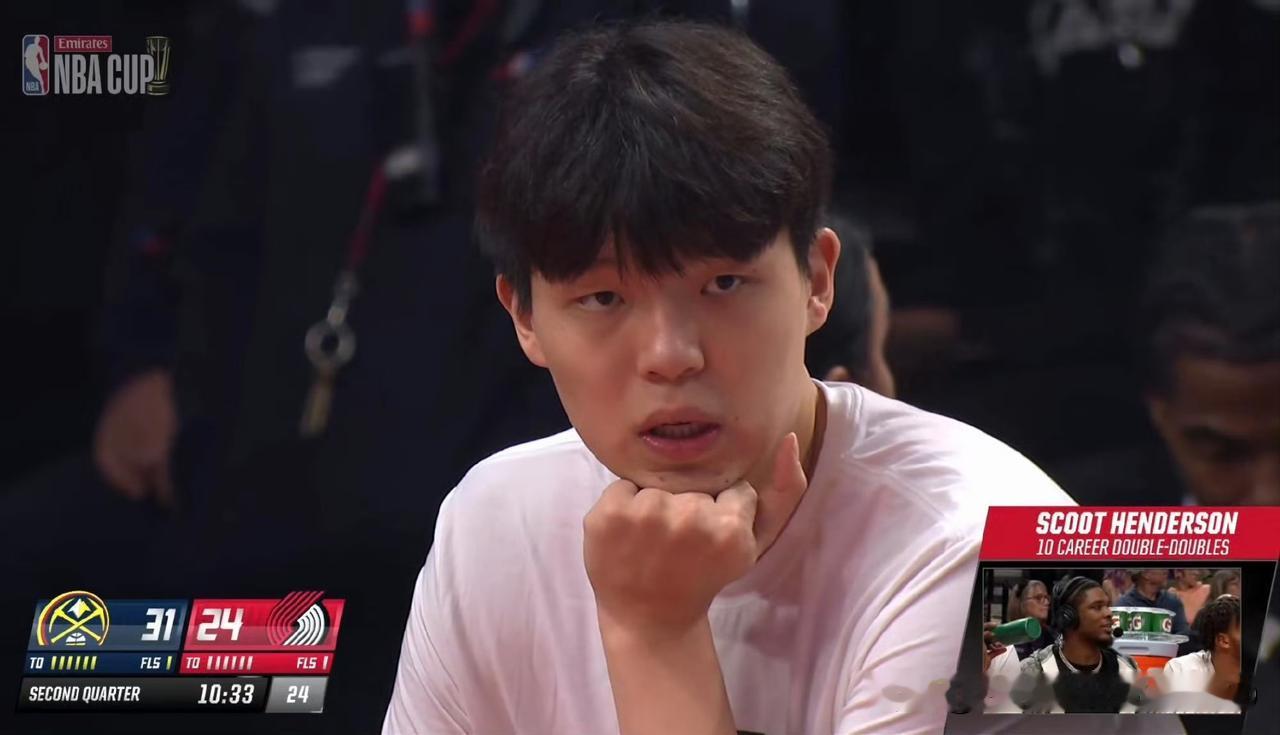 从这10秒钟的特写镜头里我们其实可以杨瀚森的焦急与迷茫，完全看不出杨瀚森的自信，