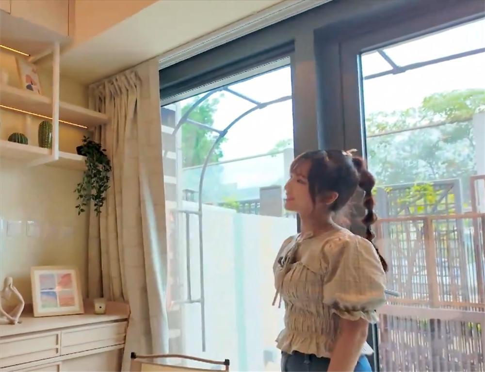香港姑娘@雅霖的16㎡纳米小屋最近火了。房子不大，却在首层硬生生切出一个近7