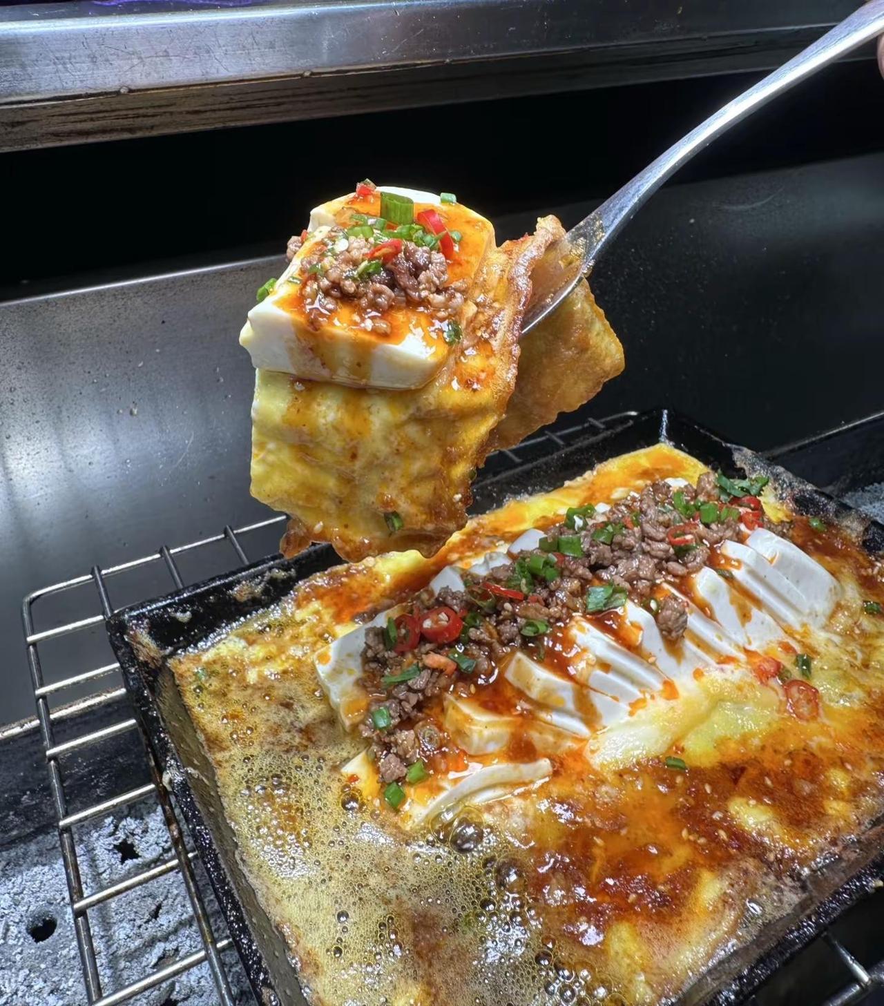 鲜嫩爽滑香辣爽口嘎嘎好吃的铁板嫰豆腐板嫩豆腐以其鲜嫩爽滑和香辣口感为特色，能够
