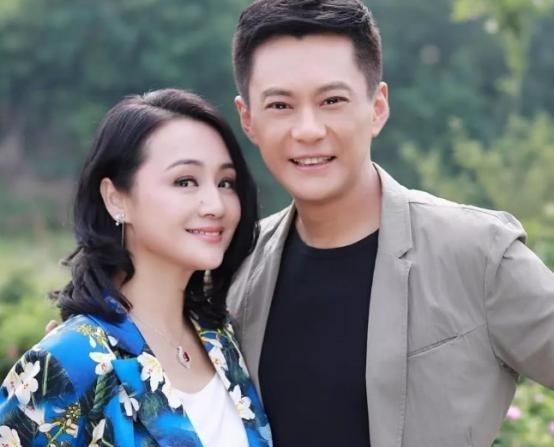 2009年，曹颖嫁给了没有名气的王斑，婚后不久就生下一个儿子，可儿子才刚满月，曹