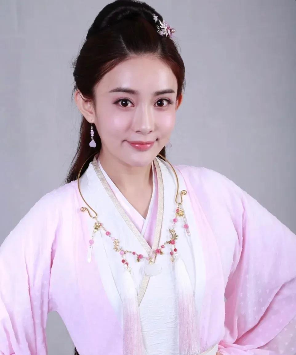 不得不说孟子义这张脸真的很完美，天然脸长这样真的很不容易，就是没有辨识度，难怪出