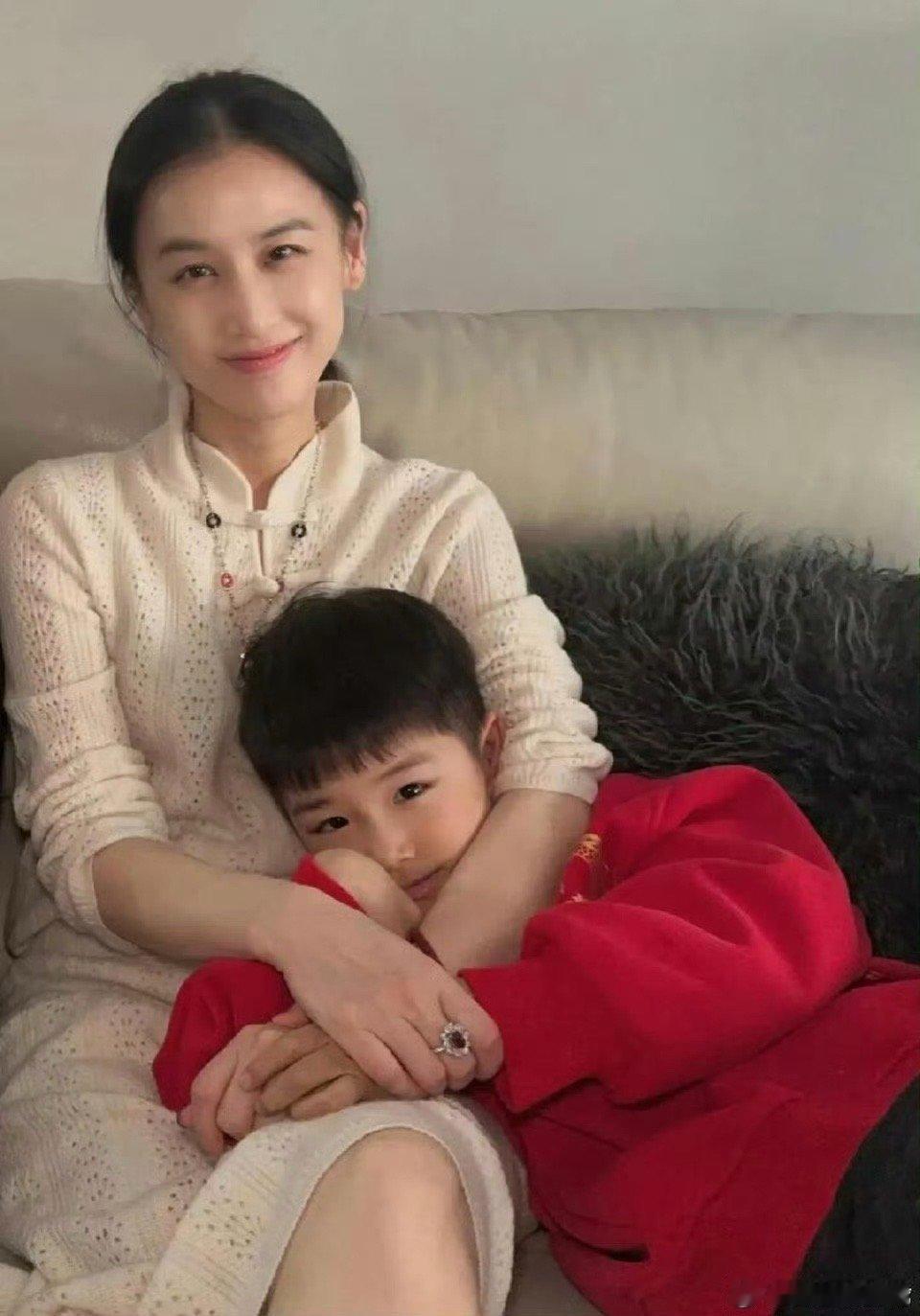 黄圣依也逃不过让孩子穿红色黄圣依的分享，让人看到明星家庭烟火气的一面。那些关于