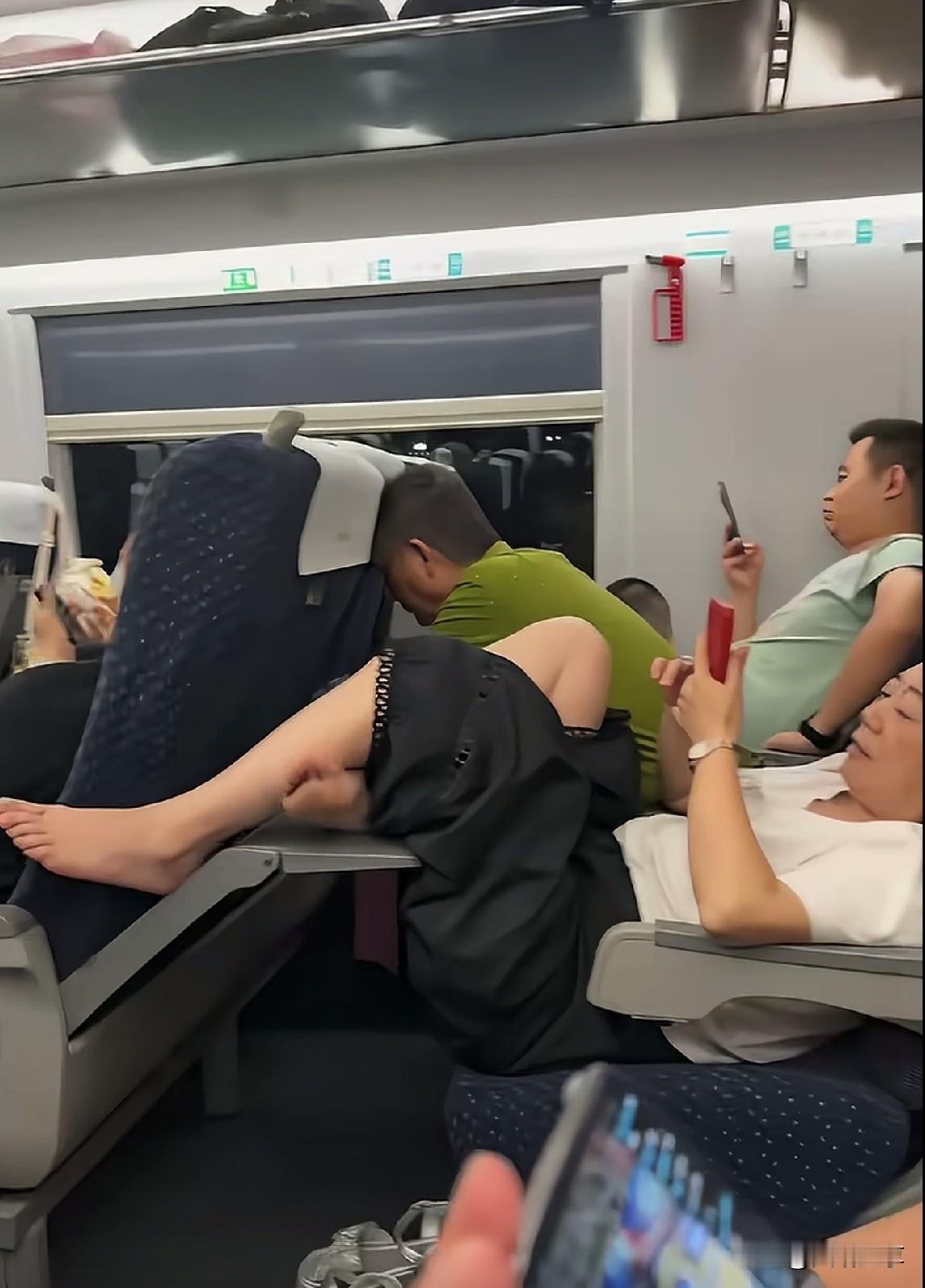 有人说“自己花钱买的票，怎么舒服怎么来，这样做没毛病，你只要想舒服同样也可以这样