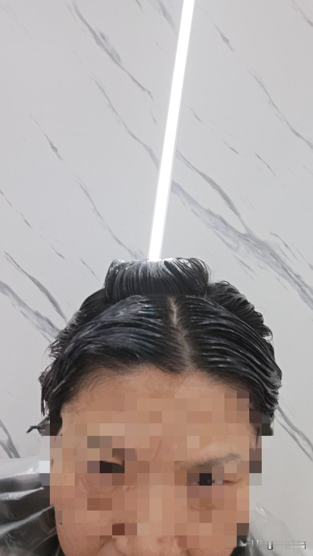 我终于还是凑了个热闹，赶在春节前给头发焗了个油。这几天理发部都挣疯了，剪个头都