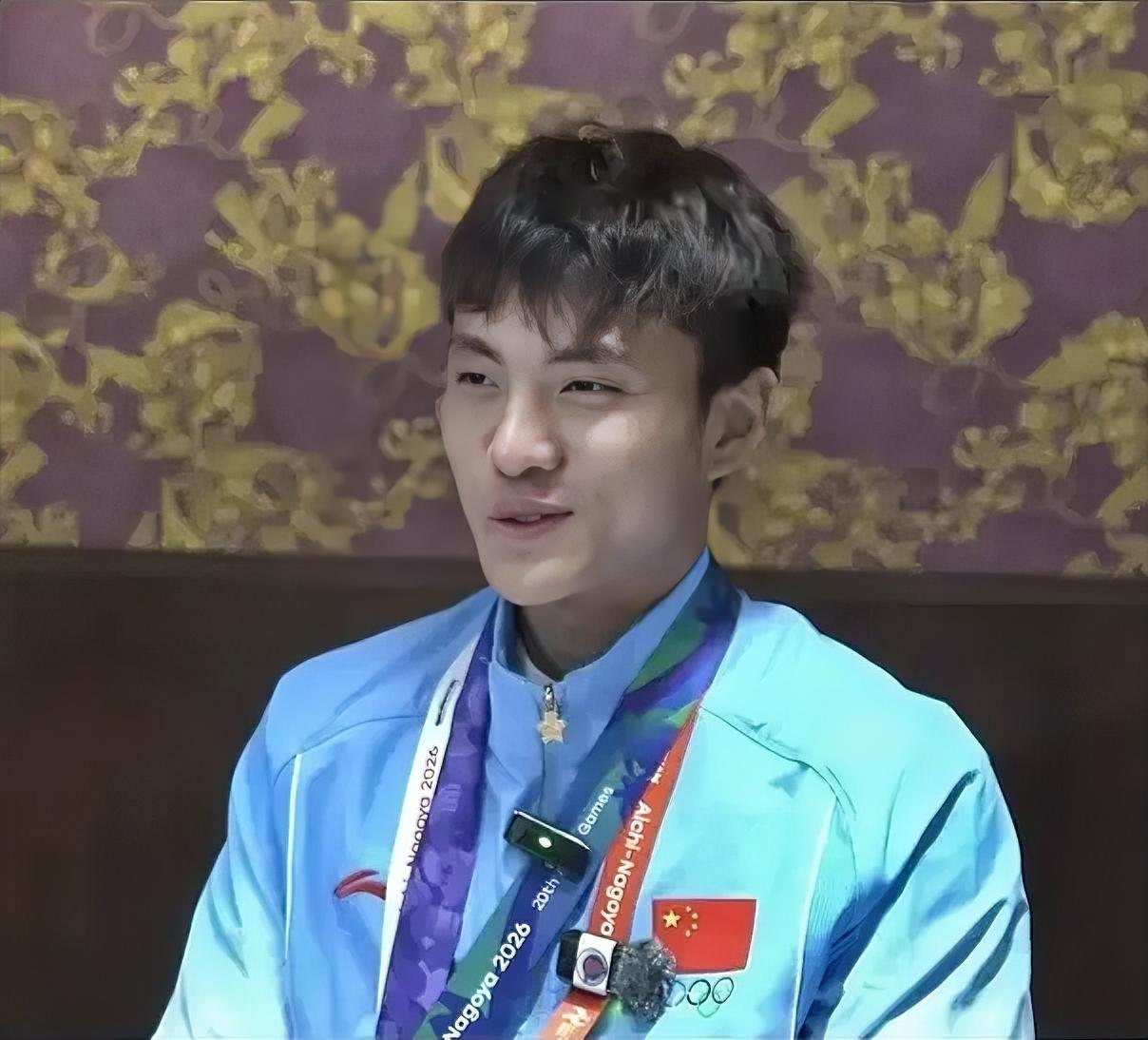 中国U23男足守门员李昊水瓶上的“情报”，被乌兹别克斯坦守门员看到后，急了，就把