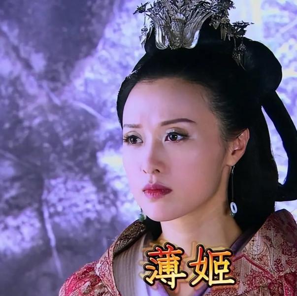 公元前204年，薄姬发现自己怀孕后感到恐惧，她立即来到吕雉的寝宫，胆怯地说道：“