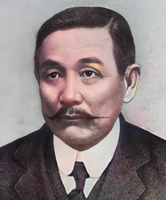 孙中山的哥哥叫孙眉，他出生时，父亲已经40岁了。孙中山出生时，父亲已经52岁了。