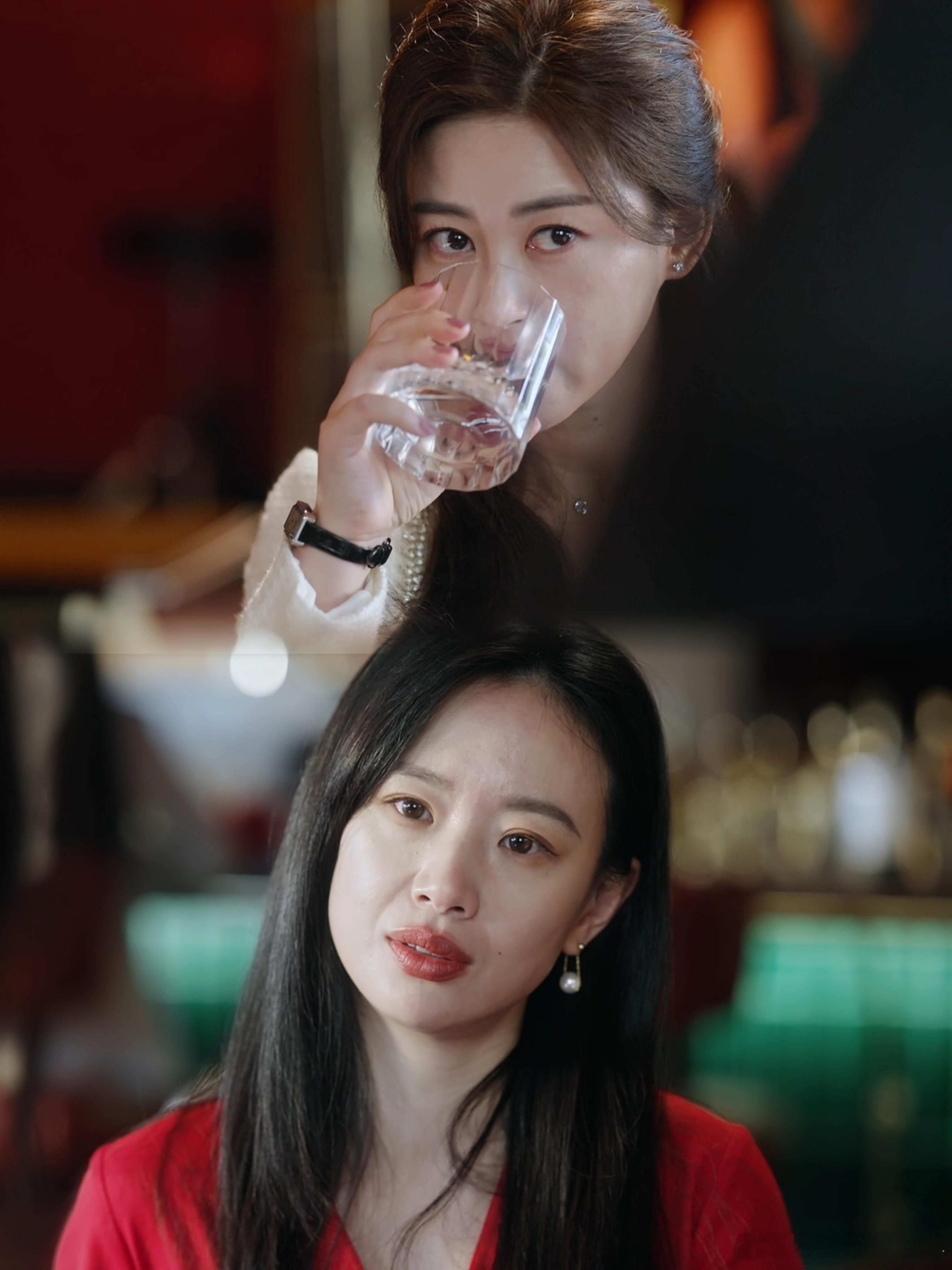 蜜语纪卫视收视登顶东方卫视黄金档终于有了能打的剧，《蜜语纪》首播就爆了。熟龄爱情