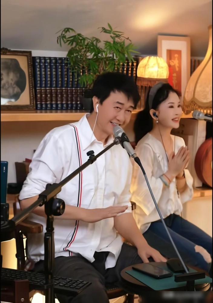 我发现所有知名歌手直播当中，付笛声任静两口子是最成功的，如今粉丝快2000万了，