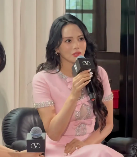 伊能静一个快60的老人，经常穿粉色衣服，装嫩，天天保养皮肤，预防衰老，就因为嫁了