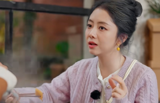 36岁谭松韵发色翻车，被吐槽显年龄像56岁，疑似老年特效在综艺《爱上这座城》中