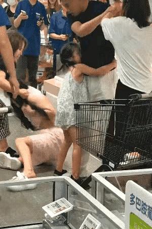 逛个超市竟然撞见自家男人的“案发现场”，这种比电视剧还狗血的事，最近在苏州盒马闹