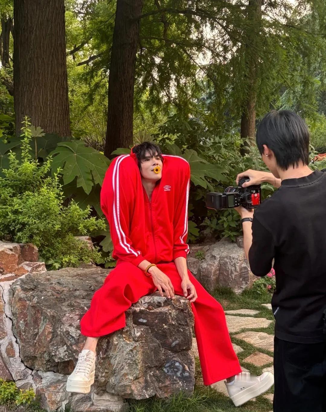 向左又放大招了，这造型我给他打满分！这两年向左很火，大家都有目共睹。向左火的