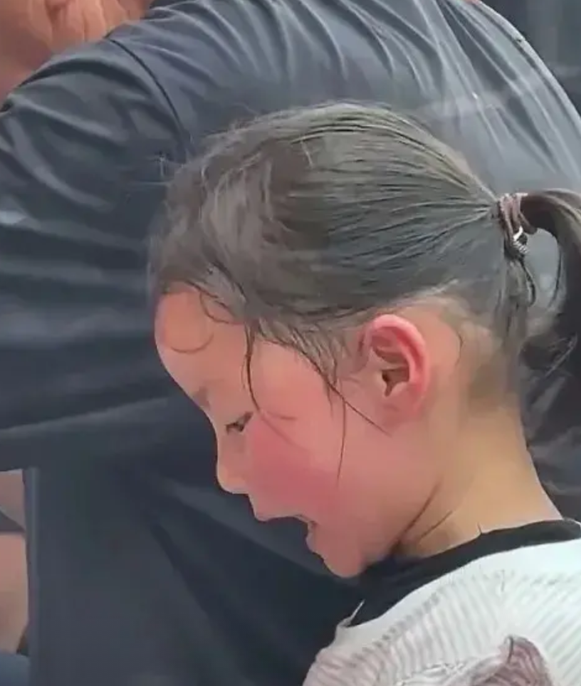 天气太闷热，男子看见一位小女孩头上全是汗水，双颊发红,甚至就连耳朵都是红的，男子