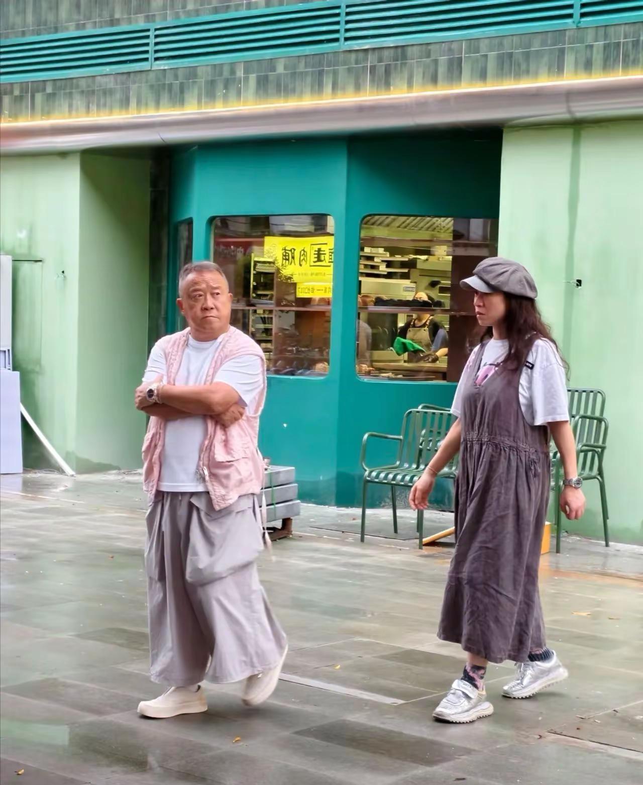 73岁曾志伟和红颜知己现身广东佛山一间面包奶茶店，他的穿衣打扮一言难尽，身材又矮