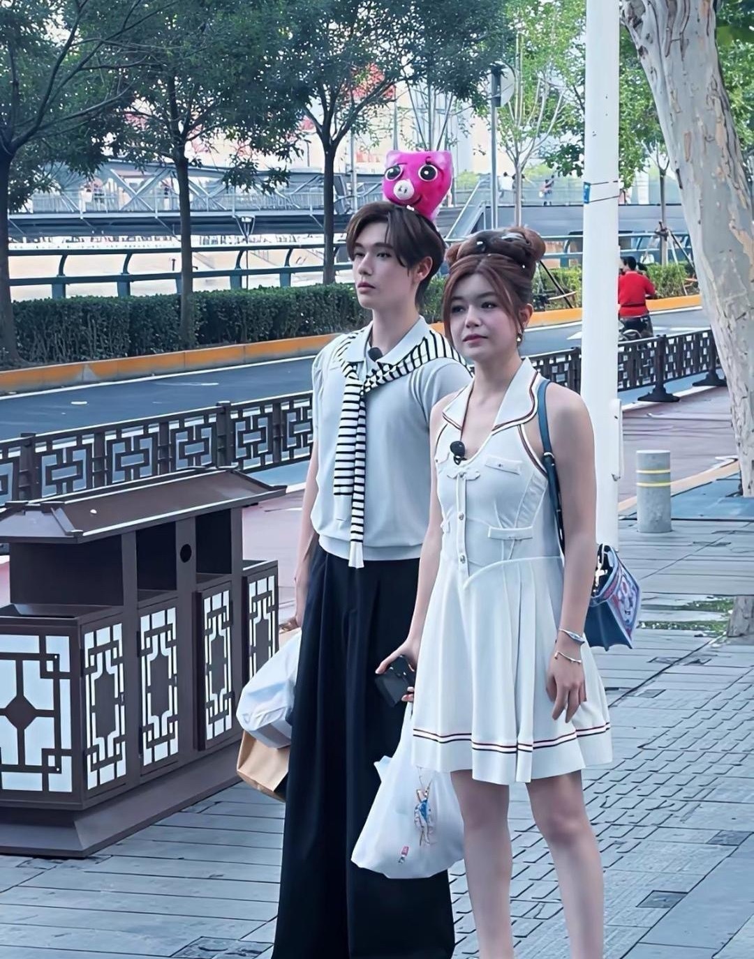 陈妍希，43岁了，从头到脚少女装扮，竟然一点也不违和，她白皙红润的肌肤真的堪比少