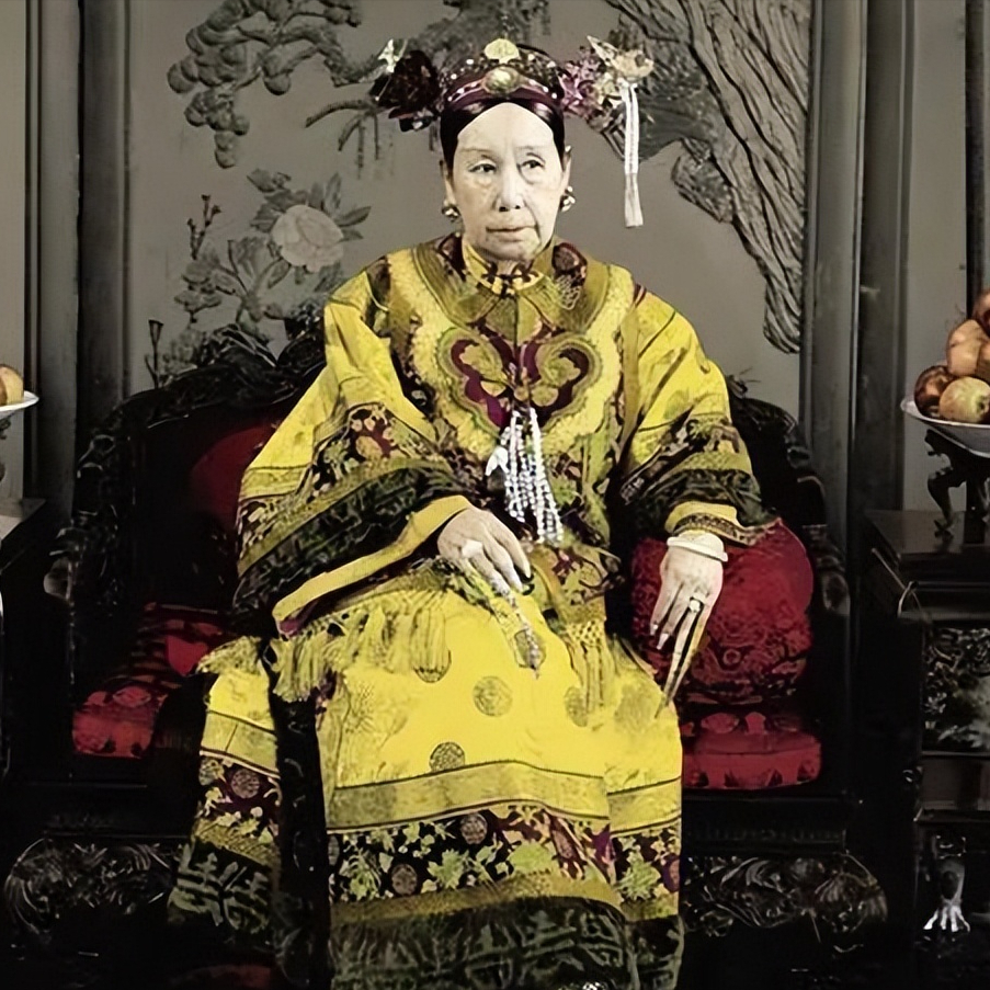 “哪个奴才如此大胆！”慈禧愤怒的拉开车帘朝外看了一眼，只是这一眼，慈禧就顿感惊为